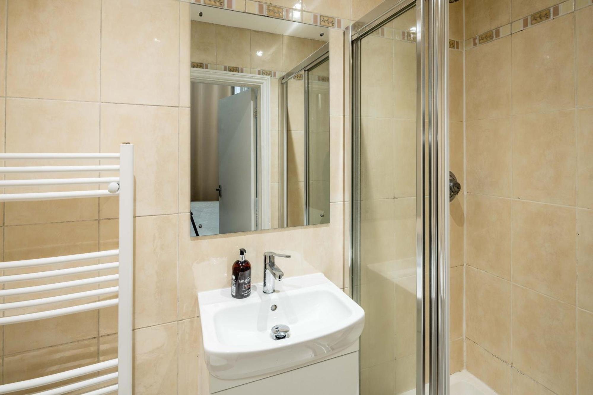 Gloucester Station Gem: 3 Bedroom Oasis 런던 외부 사진